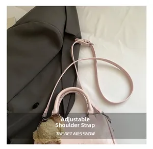 Detailansicht der rosa Umhängetasche mit verstellbarem Gurt und Bärenanhänger