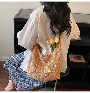 Détail d'un sac à bandoulière en crochet fait main avec textures et motifs floraux