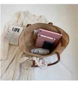 Détail de l'intérieur du sac cabas en paille avec grande capacité et nœud en dentelle