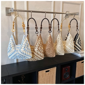 Dettagli di borse tote boho in uncinetto fatte a mano con perle di legno in vari colori