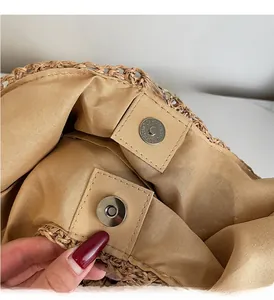 Détail du sac cabas en paille tressée avec doublure en tissu et fermoir magnétique