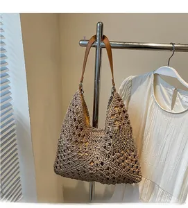 Détail du sac cabas en paille tissé main avec motif losange et bandoulière en cuir