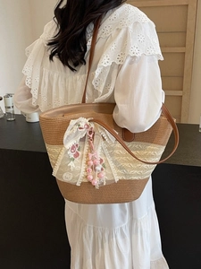Sac cabas en paille avec broderie florale en dentelle et bandoulière en cuir pour la plage