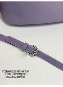 Détail de la bandoulière en cuir violet réglable avec boucle argentée sur un sac seau