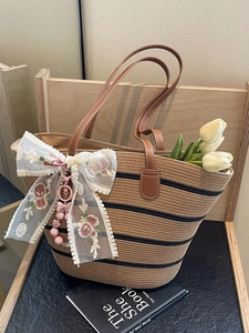 Grand sac cabas en paille avec anses en cuir et nœud en dentelle pour les vacances