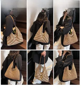 Détails d'un sac de plage en paille bicolore avec bandoulière ornée de perles chic