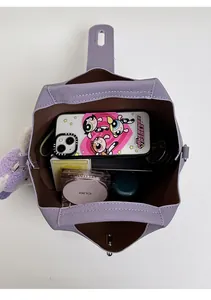 Vue de dessus du sac seau en cuir lilas montrant la capacité de rangement interne
