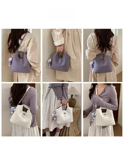 Détails des mini sacs à main violets et blancs avec pendentifs ours et boucles argent