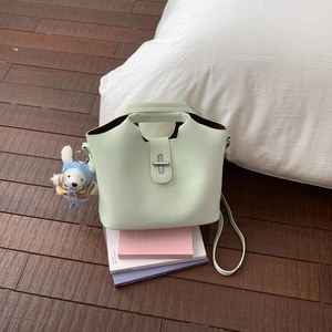 Détail du sac seau vert menthe avec fermoir argenté et breloque ours au crochet
