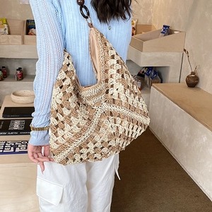 Vista dettagliata della borsa tote boho all'uncinetto con motivi floreali e fibbia ad anello