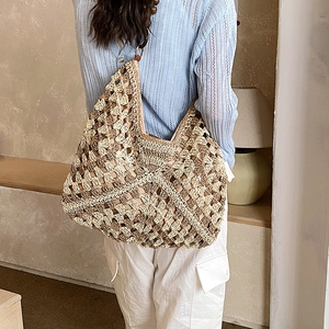 Dettaglio della trama geometrica traforata di questa grande borsa tote in paglia intrecciata