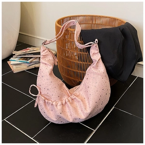 Detailweergave van roze maan-tas met zilveren sterren en strikdecoratie aan de zijkant