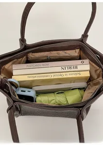 Vue du dessus d'un sac cabas spacieux avec poche zippée et grande capacité pour l'essentiel