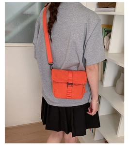 Sac bandoulière à carreaux orange avec bandoulière réglable et boucle de fermeture