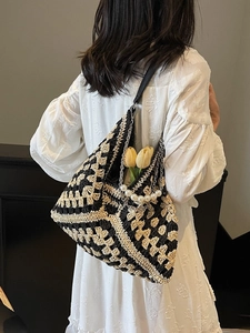 Sac fourre-tout en crochet à motif géométrique et anse perle porté par un mannequin