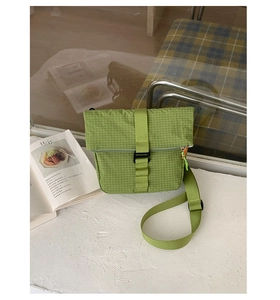 Vue détaillée du sac à bandoulière à carreaux vert herbe avec boucle et nylon