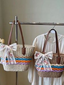 Modische Strohtasche mit Spitzenschleife, Blumenstickerei und langen Ledergriffen