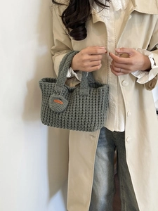 Bolso tipo cubo de punto gris hecho a mano con colgante de corazón y textura