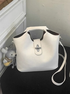 Sac Seau Rétro en Cuir PU pour Femmes Sac à Main Minimaliste Avec Pendentif en Peluche Mignon Sac à Bandoulière de Mode et Pochette
