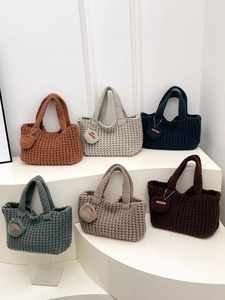Bolsos tipo cubo de punto hechos a mano en seis tonos tierra con dijes de corazón