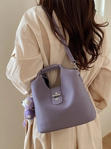 Sac seau lavande en cuir PU avec fermoir argenté et porte-clé ours en tricot doux