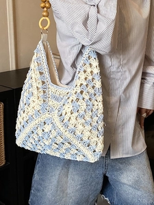 Borsa tote all'uncinetto blu e crema con manici in perline di legno per spiaggia estiva