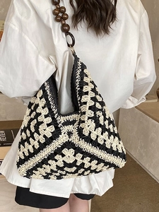 Borsa tote in crochet traforato con tracolla in perline di legno e motivi geometrici