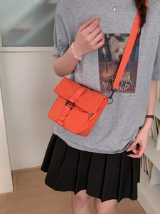 Sac bandoulière orange vif léger avec motif à carreaux et sangle réglable