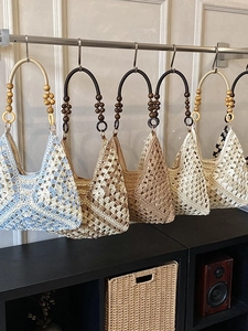 Borse tote all'uncinetto fatte a mano in vari colori con manici in legno e motivi a maglia
