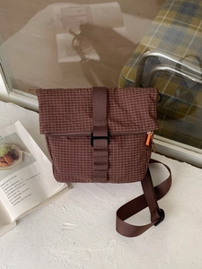 Sac bandoulière imperméable marron à carreaux avec boucle à clip et large sangle de confort