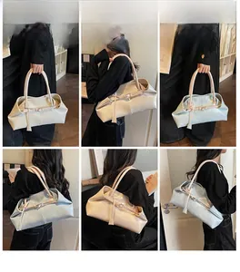 Detailansichten der stylischen Tragetasche in Creme und Blau als Schultertasche