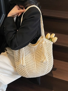 Beige handgehaakte emmertas met franjes en een gevlochten schouderriem voor dames