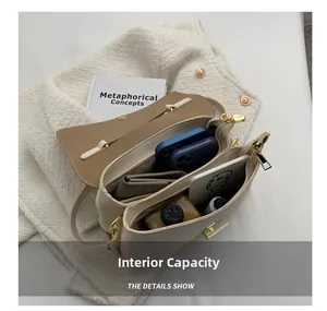 Capacité interne du sac à bandoulière beige et camel à deux compartiments avec détails