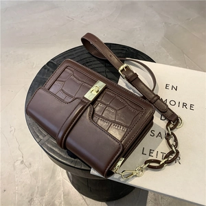 Petit sac bandoulière marron foncé à motif pierre avec boucle dorée et chaîne résine