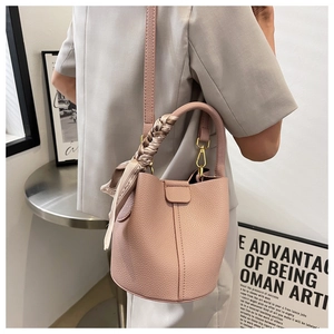 Sac seau rose poudré avec texture grainée et foulard en soie imprimé sur la poignée