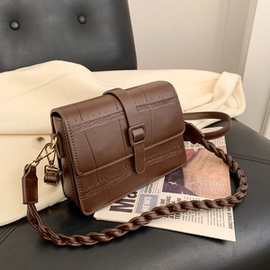 Petit sac carré marron foncé à motif croco et bandoulière tissée pour femme