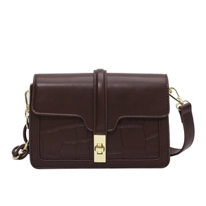 Sac bandoulière en cuir marron foncé avec motif pierre et fermoir pivotant doré