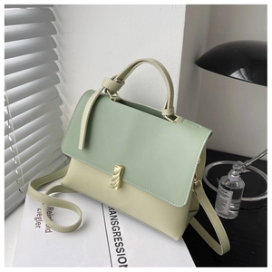 Détail du sac bandoulière bicolore avec rabat vert sauge et corps beige en décor lifestyle