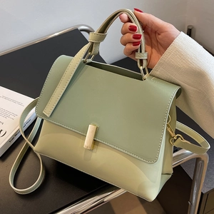 Petit sac à main vert clair en cuir avec fermoir doré et bandoulière amovible