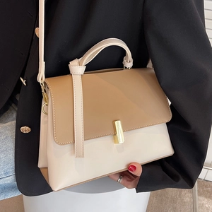 Sac à main bandoulière minimaliste en similicuir kaki et crème avec fermoir doré chic
