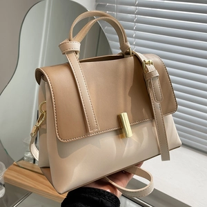 Sac à main beige et kaki pour femme avec fermoir doré et bandoulière réglable chic