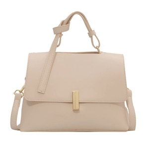 Sac bandoulière élégant en similicuir abricot avec poignée et fermoir doré sur fond blanc