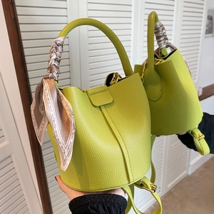 Sac seau vert citron en cuir grainé avec poignée en foulard de soie et bandoulière