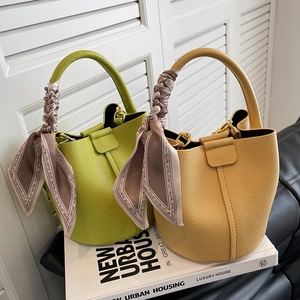 Sac seau en cuir grainé avec poignée foulard en soie en vert citron et crème doux
