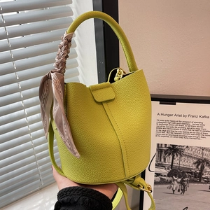 Sac seau en cuir vert citron avec poignée en foulard de soie et détails dorés