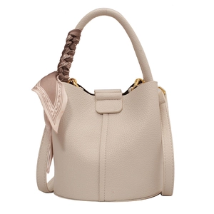 Sac seau en cuir beige avec poignée foulard en soie et finitions métalliques dorées