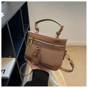 Détail du sac seau en toile vintage avec poignées en cuir et fermeture à glissière