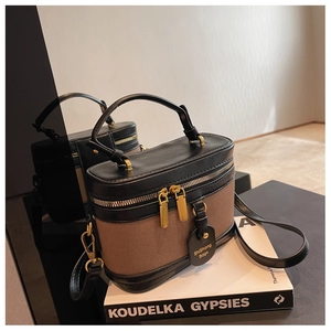 Dettaglio della borsa a scatola retrò con texture intrecciata e hardware dorato