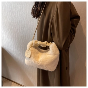 Détail du sac à main en peluche avec fourrure douce et pendentif chaîne dorée