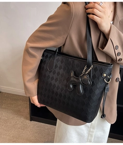Detailansicht der schwarzen Tote Bag mit Karomuster und Leder-Hundeanhänger